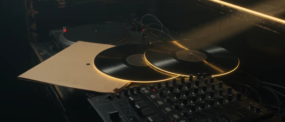 Human-Made- und AI-Assisted-Labels auf Traxsource: DJ-Store-Regeln 2026